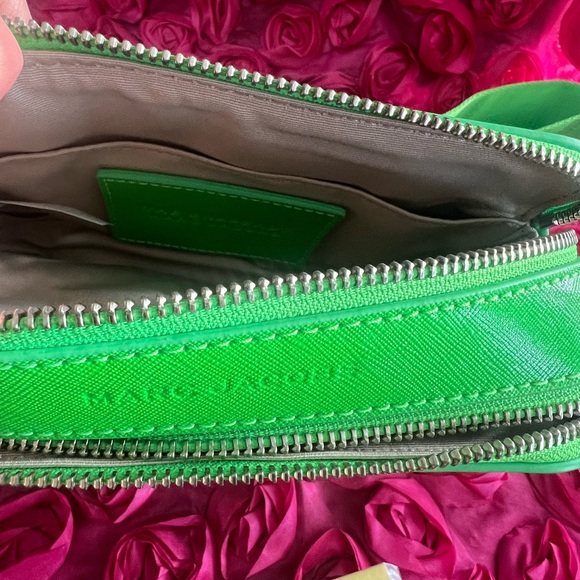 MARC JACOBS The Utility Snapshot Apple Leather Camera Bag - Picture 9 of 11